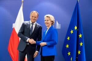 Donald Tusk i Ursula von der Leyen ściskają sobie dłonie