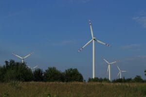 Na zdjęciu turbiny wiatrowe na tle wieczornego nieba.