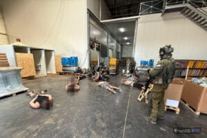 Policyjny nalot na przestępców.