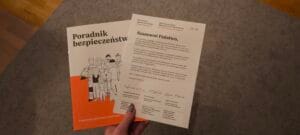 Rządowy Poradnik bezpieczeństwa i dołączony do niego list trzymany przez kobiecą rękę.