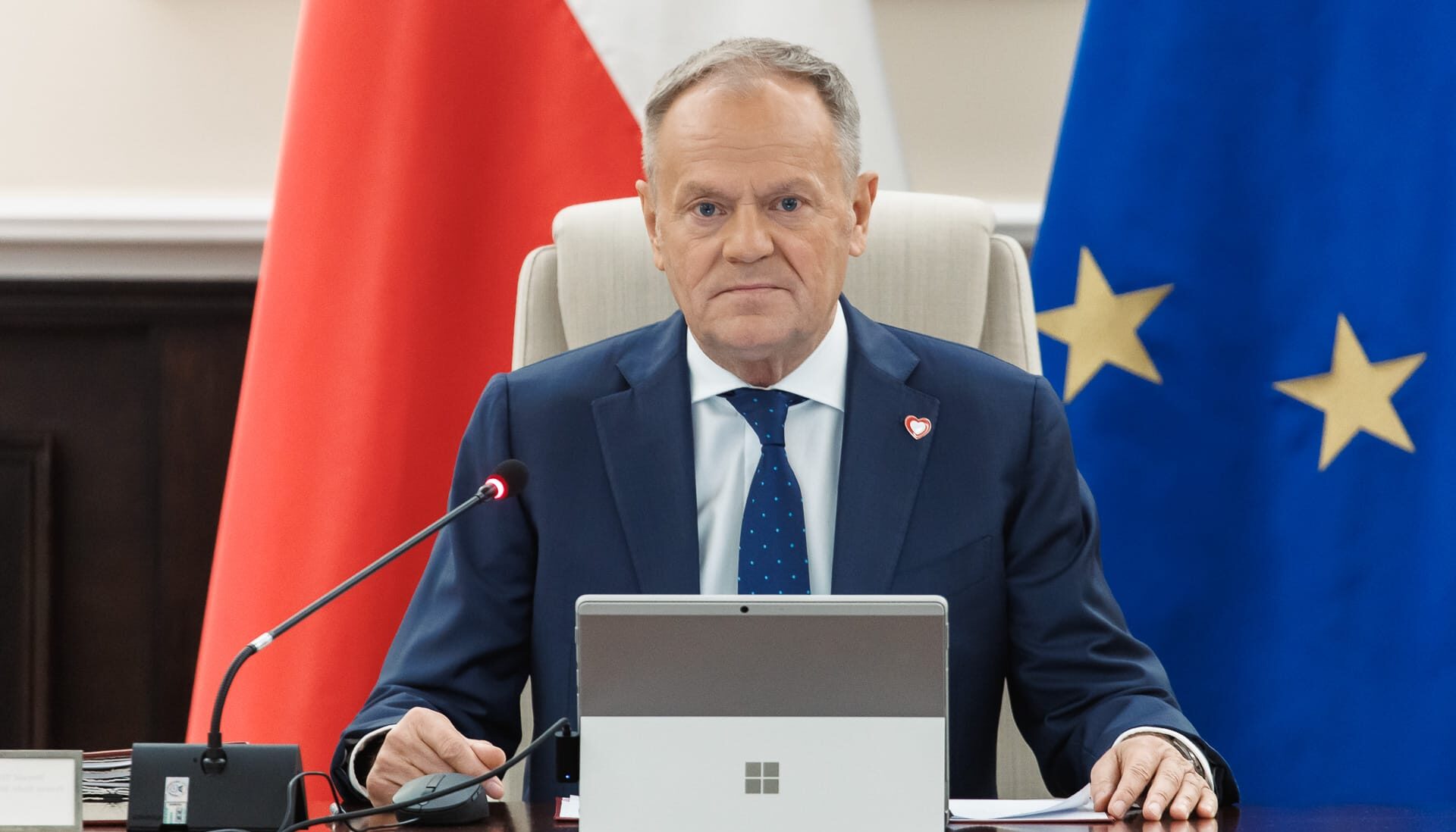 Na zdjęciu widzimy zasępionego Donalda Tuska