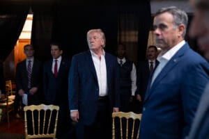 Na zdjęciu widzimy Donalda Trumpa, który obserwuje atak USA na Wenezuelę w celu pozyskania złóż ropy.