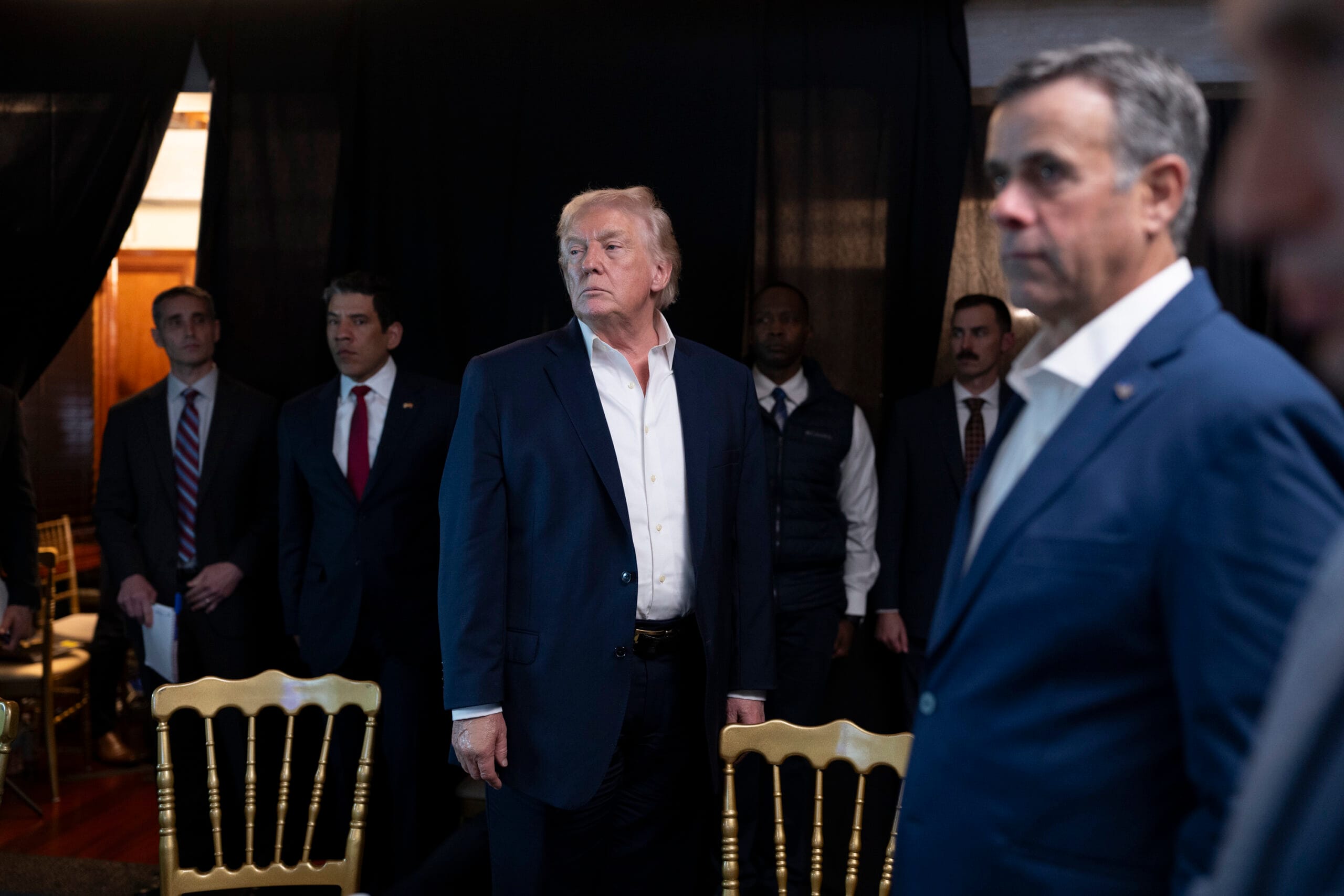 Na zdjęciu widzimy Donalda Trumpa, który obserwuje atak USA na Wenezuelę w celu pozyskania złóż ropy.