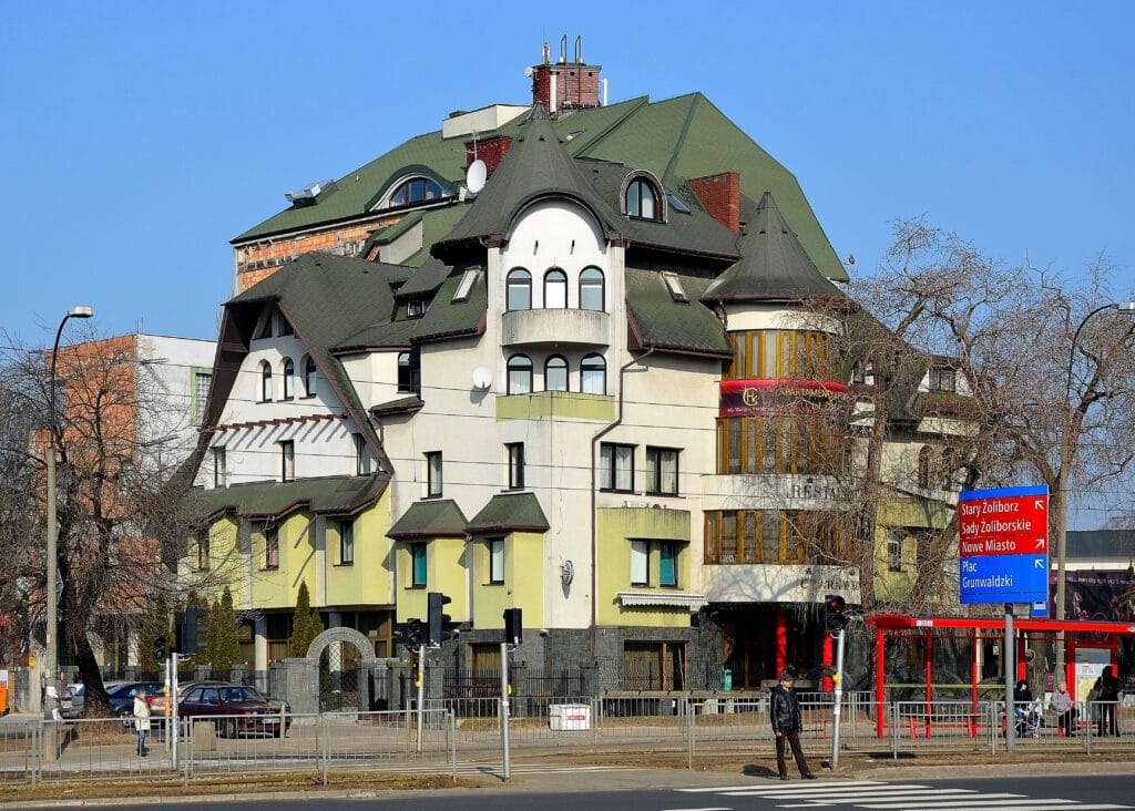 Nieistniejący już hotel Czarny Kot w Warszawie, który przez lata był przykładem samowoli budowlanej