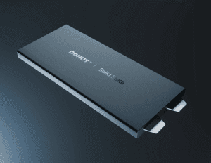 Zdjęcie przedstawia baterię półprzewodnikową SSB od firmy Donut lab