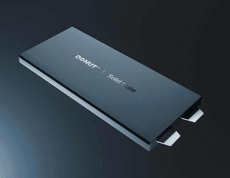 Zdjęcie przedstawia baterię półprzewodnikową SSB od firmy Donut lab