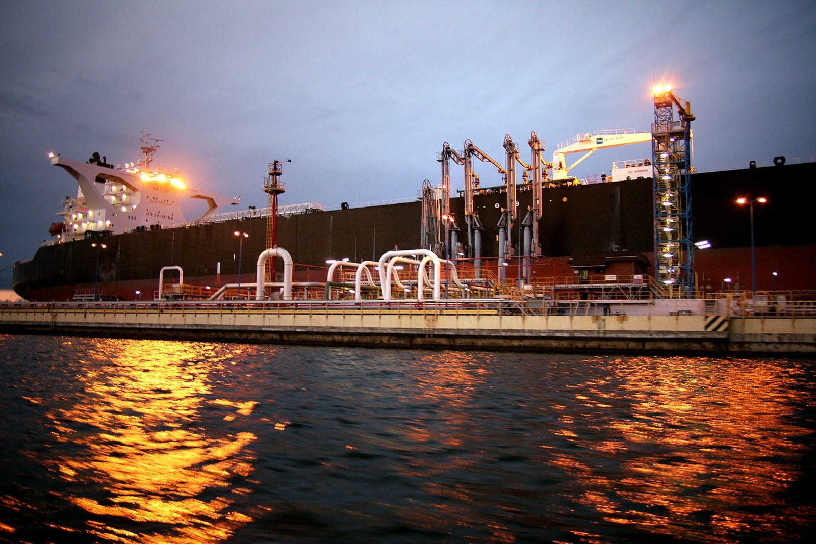 Tankowiec stojący na redzie w gdańskim naftoporcie