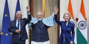 Zdjęcie przywódców Indii i UE ściskających sobie ręce.