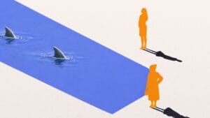 Kobieta obserwująca płetwy rekinów