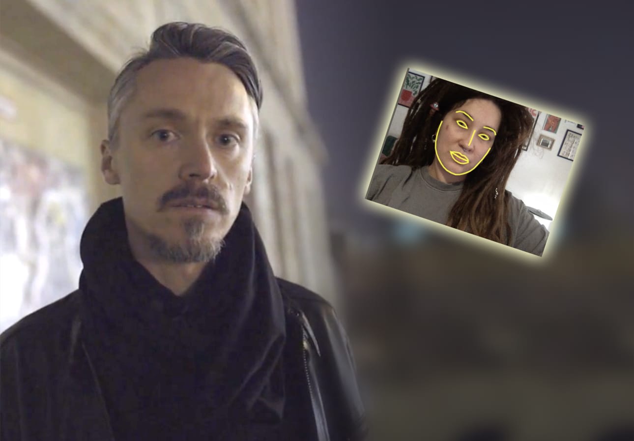 Mężczyzna w ciemnym płaszczu. W prawym górnym rogu kobieca twarz z żółtymi paskami na twarzy.