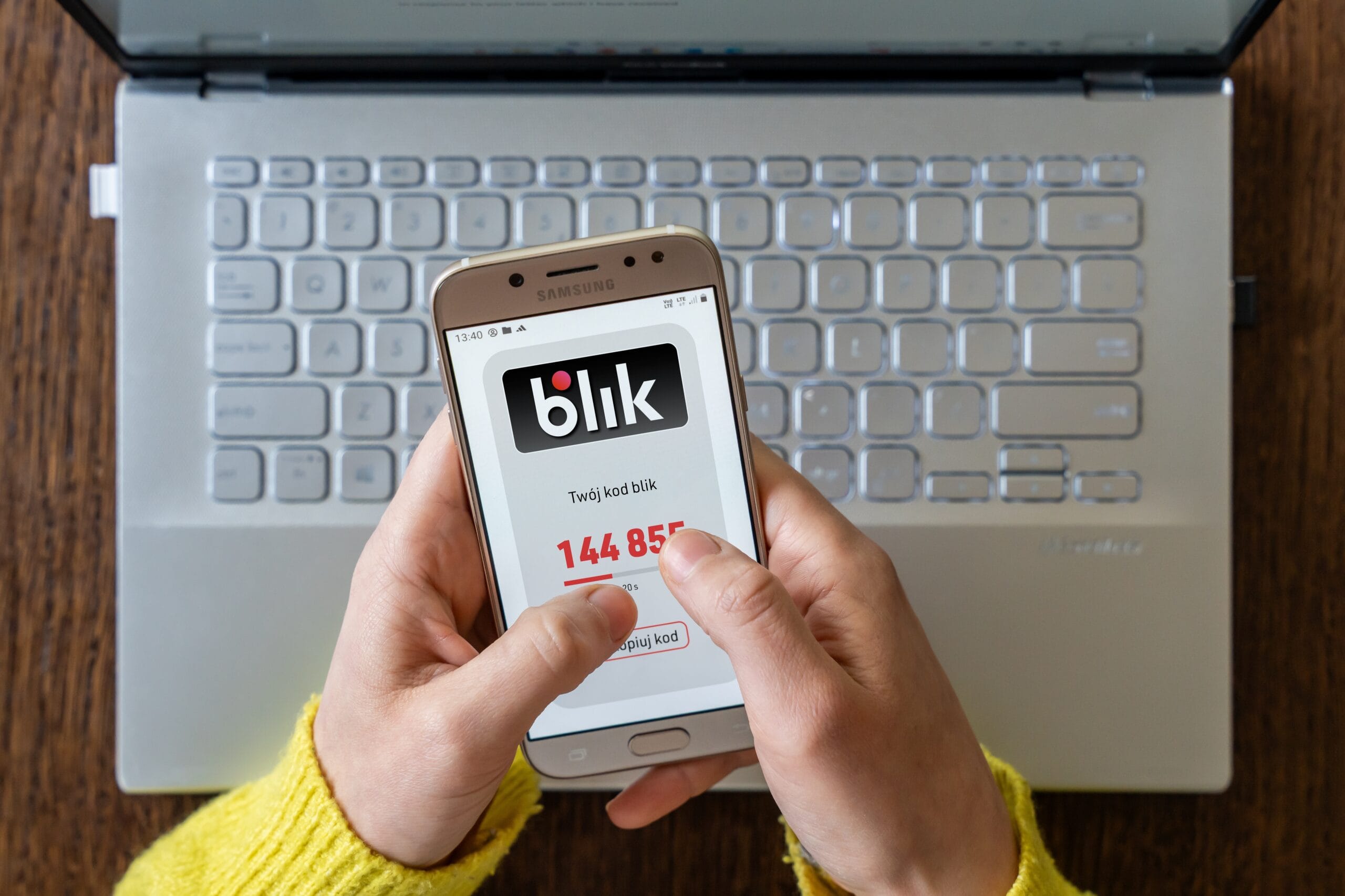 Osoba korzystająca z aplikacji BLIK