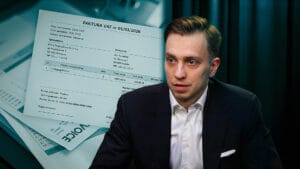 Jakub Bubas, partner EY na tle faktury VAT, którą będzie się wprowadzać do systemu KSeF