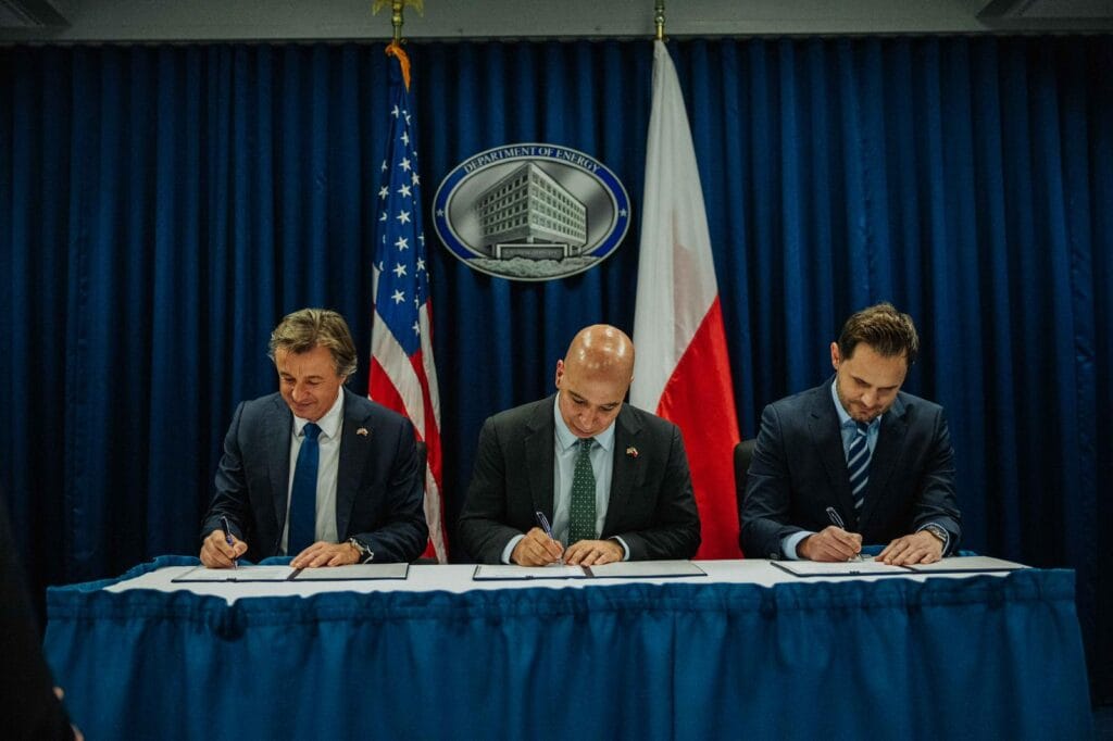 Podpisywanie dokumentów przy stole.