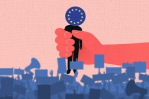 Ręka trzymająca postać z flagą Europy zamiast głowy