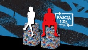 Dwie postaci: jedna w kolorze białym, druga czerwonym; obie siedzące na osobnych stosach puszek. Za nimi niebiesko-granatowe tło i logo systemu kaucyjnego sprawiające wrażenie, jakby było graffiti.
