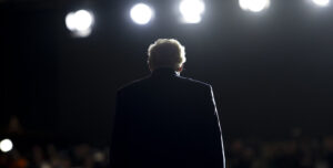 Donald Trump, prezydent USA stoi tyłem