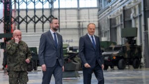 Minister obrony narodowej oraz Donald Tusk na konferencji