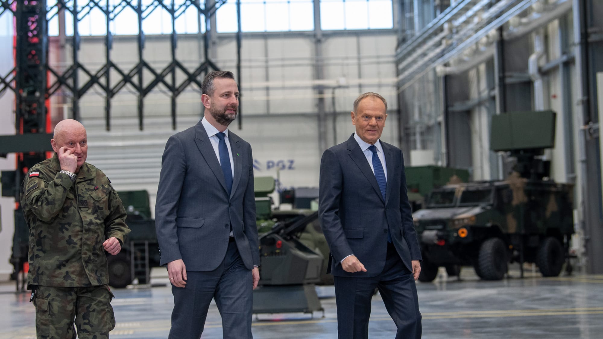 Minister obrony narodowej oraz Donald Tusk na konferencji