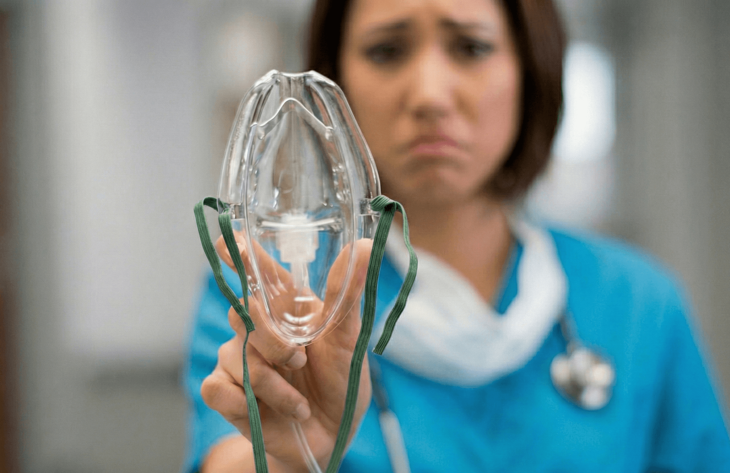 Smutna pani trzyma aparat do tlenoterapii