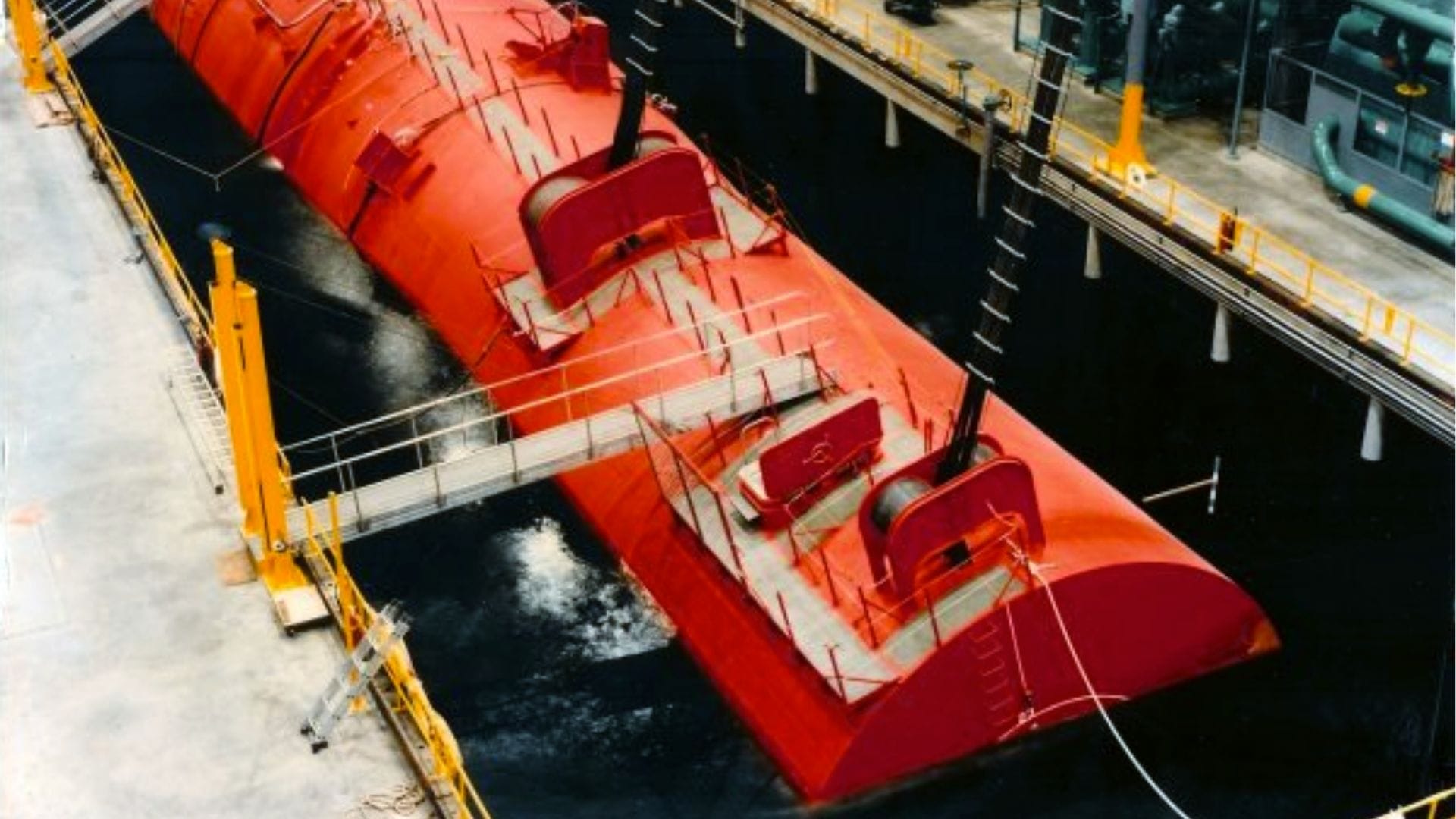 Na zdjęciu prototypowy reaktor morski S5G w kolorze czerwonym na wodzie.