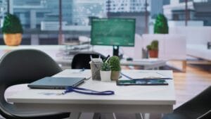 Puste, nowoczesne biuro z widokiem na przeszkolne okno.