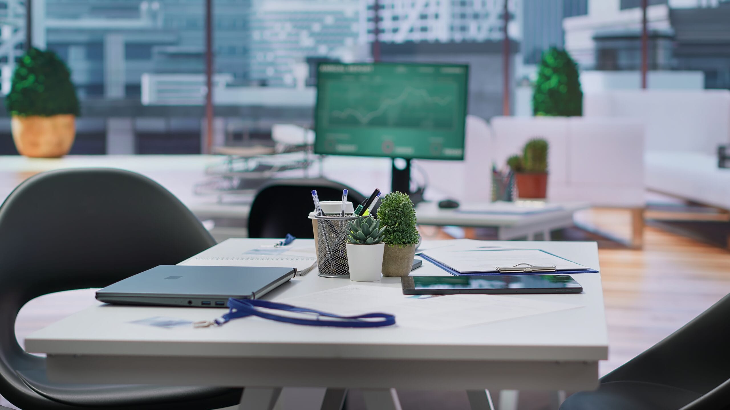 Puste, nowoczesne biuro z widokiem na przeszkolne okno.