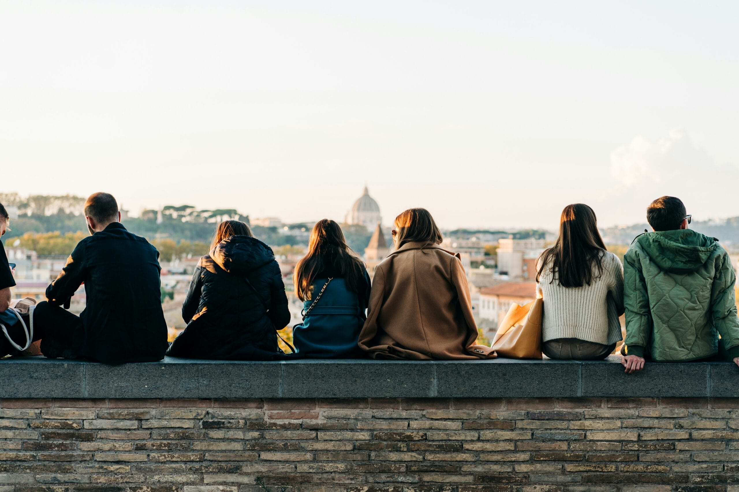 młodzi ludzie patrzący na miasto.