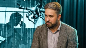 Mężczyzna z dronem i danymi cyfrowymi.