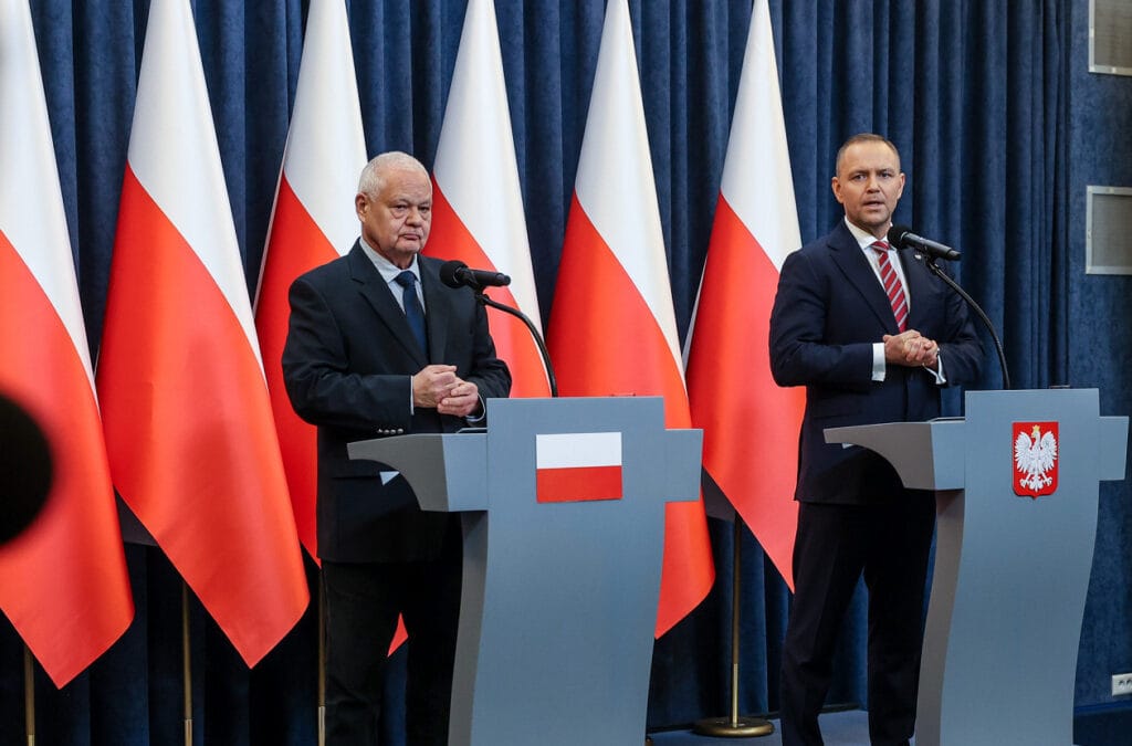 Adam Glapiński i Karol Nawrocki przy mównicach w trakcie konferencji prasowej.