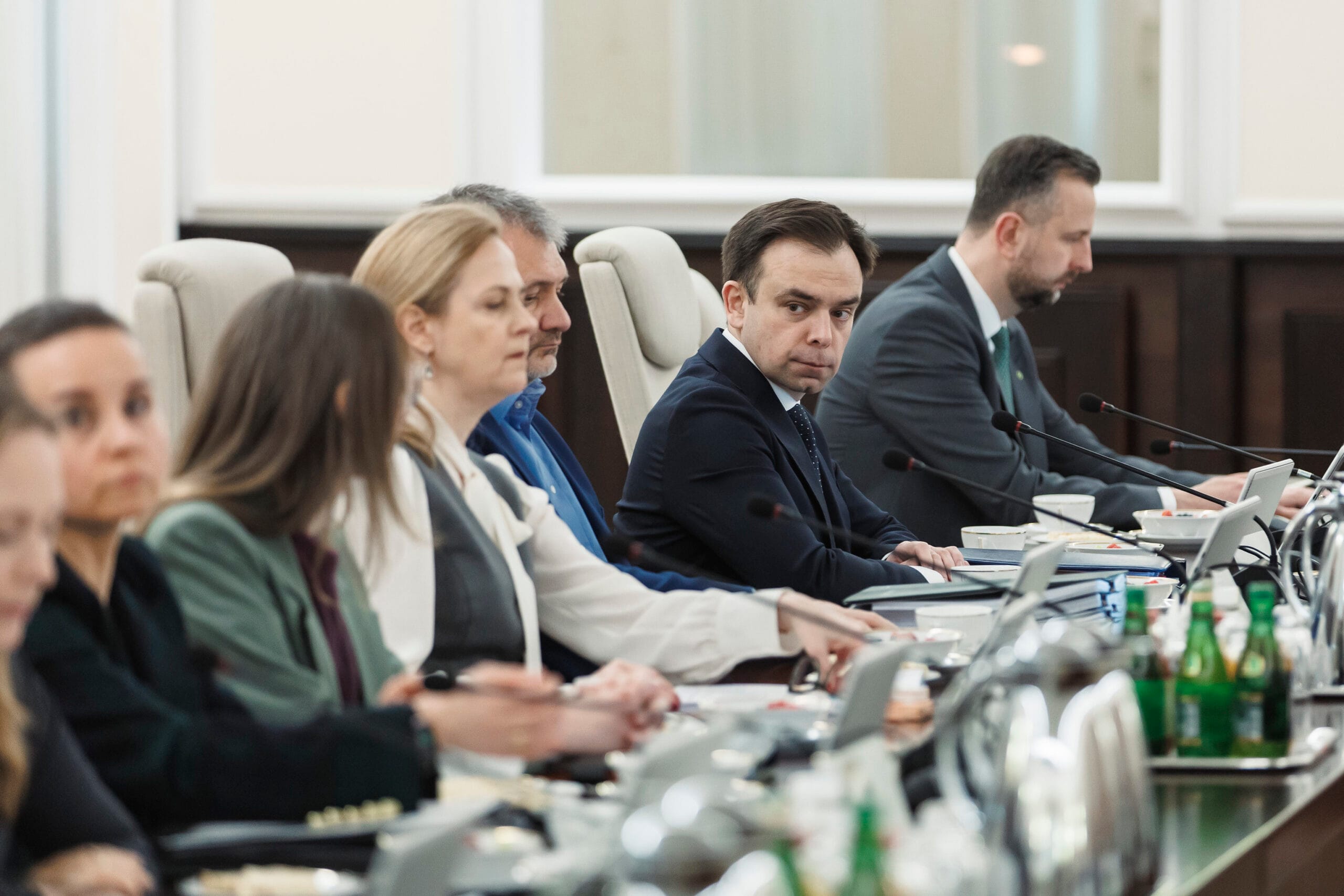 Andrzej Domański na posiedzeniu rządowym. Obok niego ministrowie