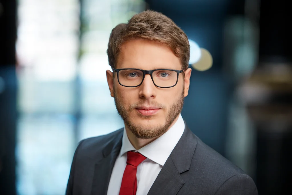 Kamil Majczak w garniturze z krawatem