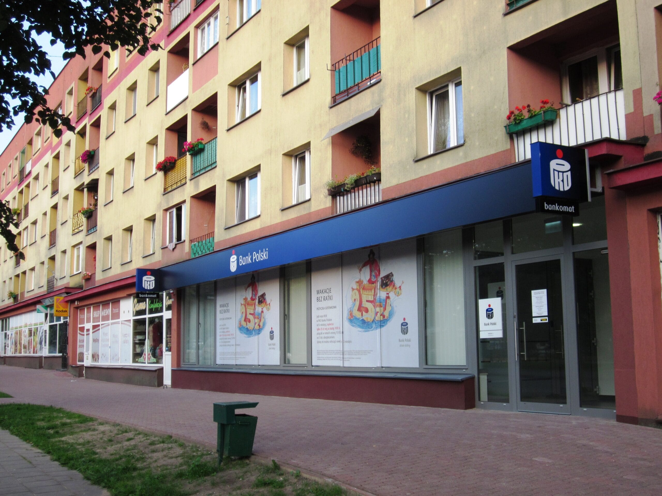Filia PKO Banku Polskiego w lokalu na parterze bloku.