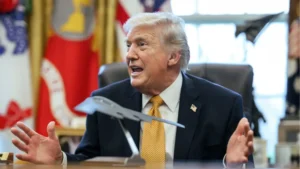 Donald Trump podczas podpisywania rozporządzenia wykonawczego powołującego grupę zadaniową ds. zwalczania oszustw, której przewodzić będzie wiceprezydent J.D. Vance