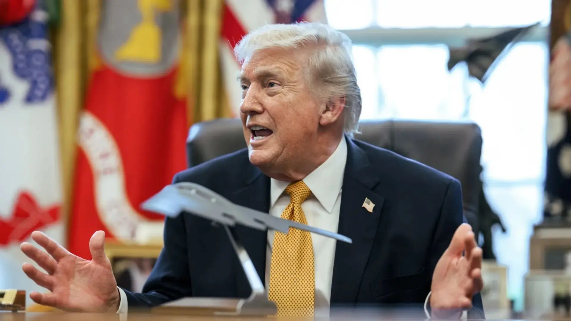 Donald Trump podczas podpisywania rozporządzenia wykonawczego powołującego grupę zadaniową ds. zwalczania oszustw, której przewodzić będzie wiceprezydent J.D. Vance