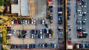 Duży parking z wieloma samochodami