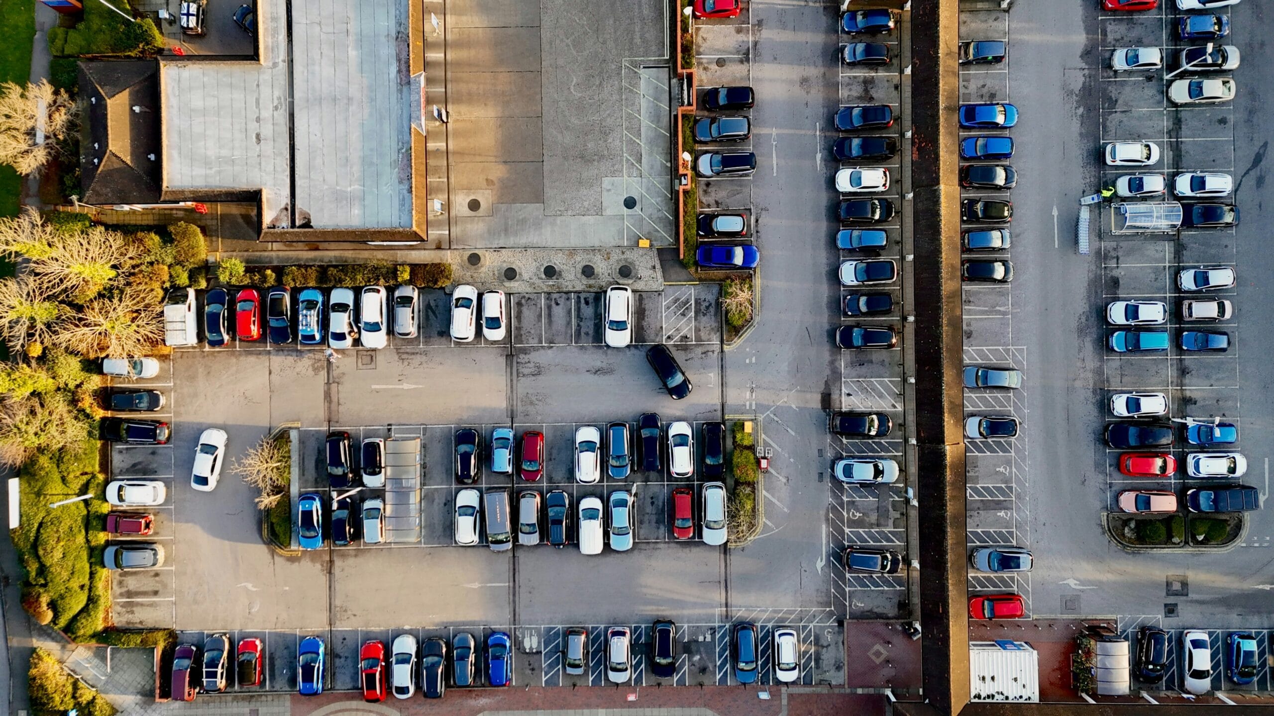 Duży parking z wieloma samochodami