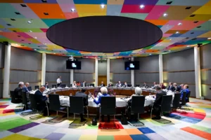 Zdjęcie przedstawia posiedzenie okrągłego stołu na Radzie Europy