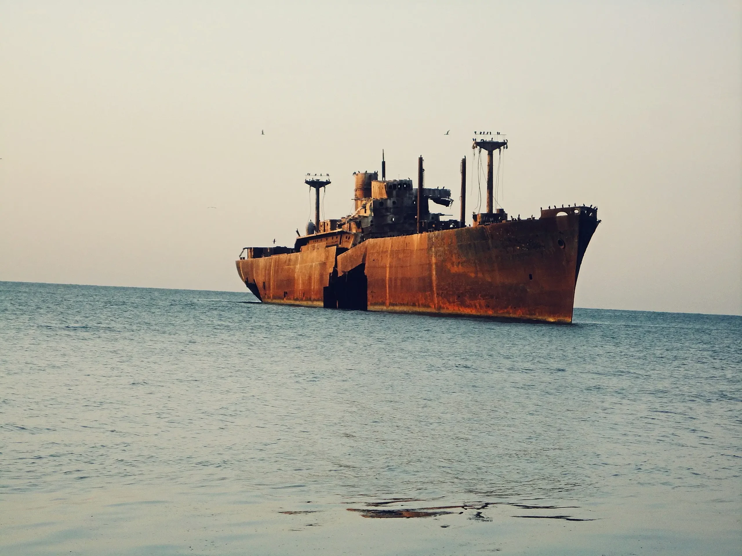 Zniszczony statek na mieliźnie