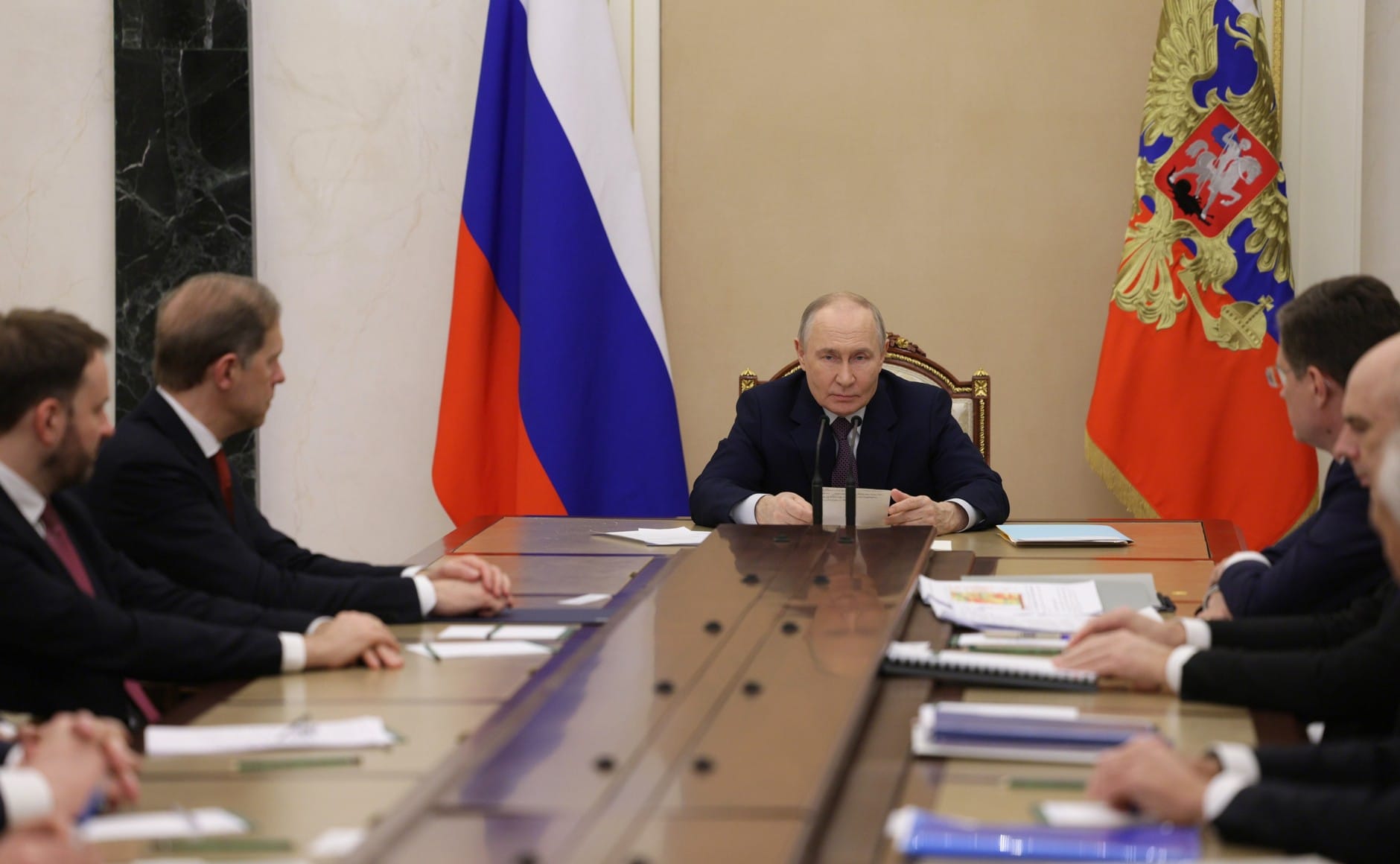 Władimir Putin na spotkaniu w sprawie sytuacji na rynku ropy i gazu