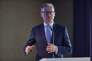 Mirosław Czekaj, prezes BGK, przemawia przy mównicy.