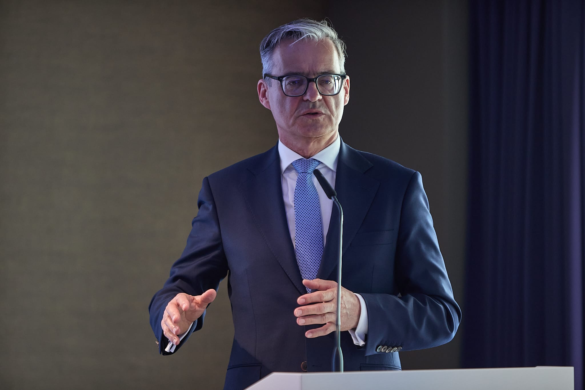 Mirosław Czekaj, prezes BGK, przemawia przy mównicy.