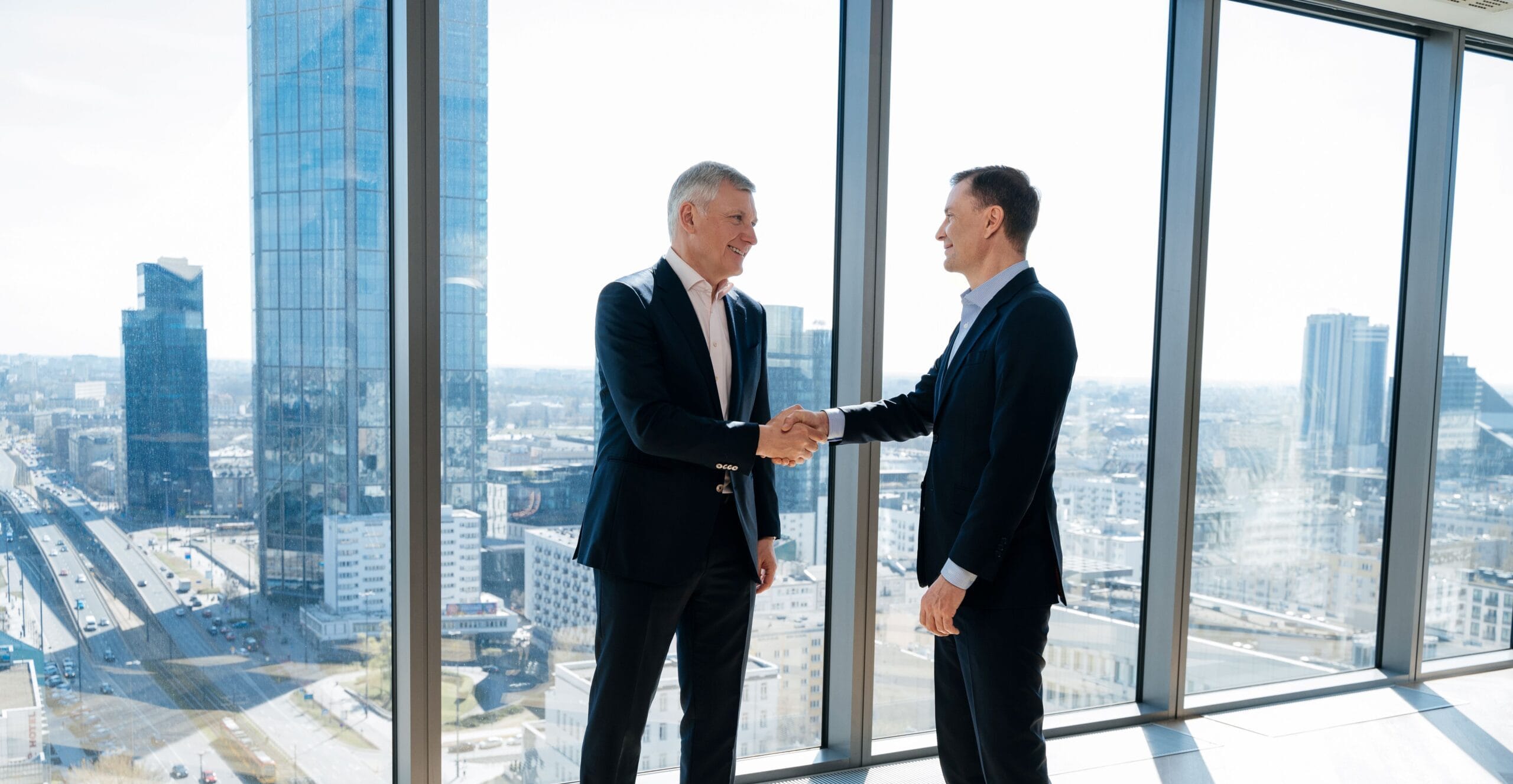 Zmiana na stanowisku Partnera Zarządzającego EY w Polsce jest naturalnym następstwem zmiany w organizacji globalnej działalności EY, skutkującej powstaniem 10 regionów. Region Europe Central – którym obecnie zarządza Jacek Kędzior – obejmuje swoim zasięgiem 33 kraje na dwóch kontynentach. - Europe Central jest piątym co do wielkości regionem EY na świecie, wyróżniającym się nie tylko rozległym obszarem, ale i strategicznym znaczeniem. W ostatnich latach najczęściej mówi się o nim w kontekście geopolitycznym, ale nie można zapominać o jego znaczeniu gospodarczym. Geograficznie, Polska zajmuje w tym regionie centralne miejsce i wierzę, że ma szansę, by również biznesowo odgrywać w nim coraz istotniejszą rolę. Dlatego cieszę się, że mogę powierzyć kierowanie EY Polska Mateuszowi Pociaskowi, który jest nie tylko liderem najlepszej praktyki podatkowo- prawnej w Polsce, ale również współautorem naszej strategii transformacyjnej i od lat członkiem zespołu zarządzającego EY Polska. Jestem przekonany, że wprowadzana obecnie zmiana stworzy przestrzeń do dalszego rozwoju EY w Polsce i w regionie – mówi Jacek Kędzior, Partner Zarządzający EY Polska i Partner Zarządzający Regionem Europy Centralnej. - Dziękuję za zaufanie oraz powierzenie mi odpowiedzialności za zarządzanie i dalszy rozwój polskiej praktyki EY. Dynamicznie zmieniająca się rzeczywistość otwiera przed nami wiele nowych możliwości. Uważnie wsłuchujemy się w potrzeby rynku i naszych Klientów, szybko reagując na zmieniające się warunki i realia. Działamy nie tylko lokalnie, ale także regionalnie, co pozwala nam łączyć kompetencje i doświadczenia z różnych krajów w sposób komplementarny. Szczególnie bliskie są mi relacje biznesowe z krajami bałtyckimi oraz Ukrainą. Jestem przekonany, że zarówno rozwój EY na polskim rynku, jak i budowanie synergii z krajami regionu, pozwolą nam jeszcze skuteczniej wspierać Klientów i umacniać naszą wiodącą pozycję na rynku usług doradczych – dodaje Mateusz Pociask, Partner Zarządzający EY Polska od 1 lipca 2026 roku. ****** Jacek Kędzior został Partnerem Zarządzającym EY Polska w 2014 roku. W latach 2014-2018 był Partnerem Zarządzającym EY dla Regionu Europy Środkowej i Południowo-Wschodniej (CSE). Od 2018 do 2025 roku jako Partner Zarządzający kierował regionem Europy Centralnej, Wschodnio-Południowej i Azji Centralnej (EY CESA), obejmującym 29 państw. Obecnie jest Partnerem Zarządzającym regionu EY Europe Central. Mateusz Pociask dołączył do EY w 2000 roku. Zanim w 2018 roku objął funkcję Partnera Zarządzającego Działem Doradztwa Podatkowo-Prawnego, który liczy obecnie ponad 900 profesjonalistów, kierował zespołem Business Tax Advisory. Od 2025 roku pełni funkcję zastępcy Partnera Zarządzającego EY Polska, jest także Liderem North Business Unit w regionie EY Europe Central, obejmującego Polskę, Ukrainę, Litwę, Łotwę i Estonię.