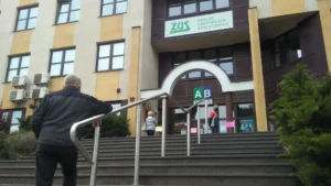 Ludzie czekają przed placówką ZUS w Tomaszowie Mazowieckim