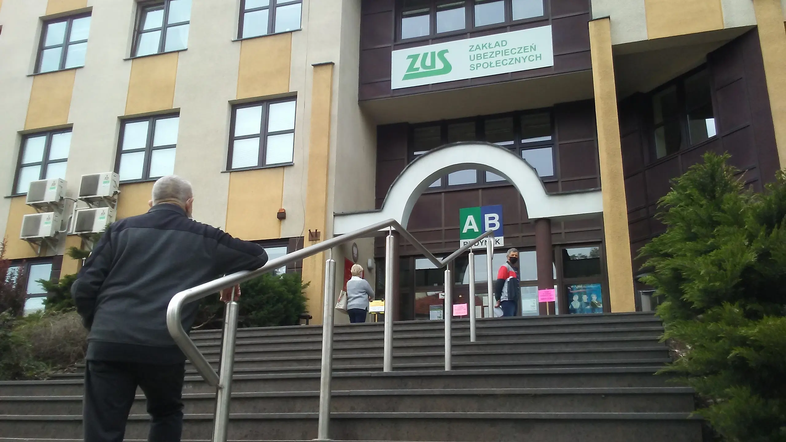 Ludzie czekają przed placówką ZUS w Tomaszowie Mazowieckim