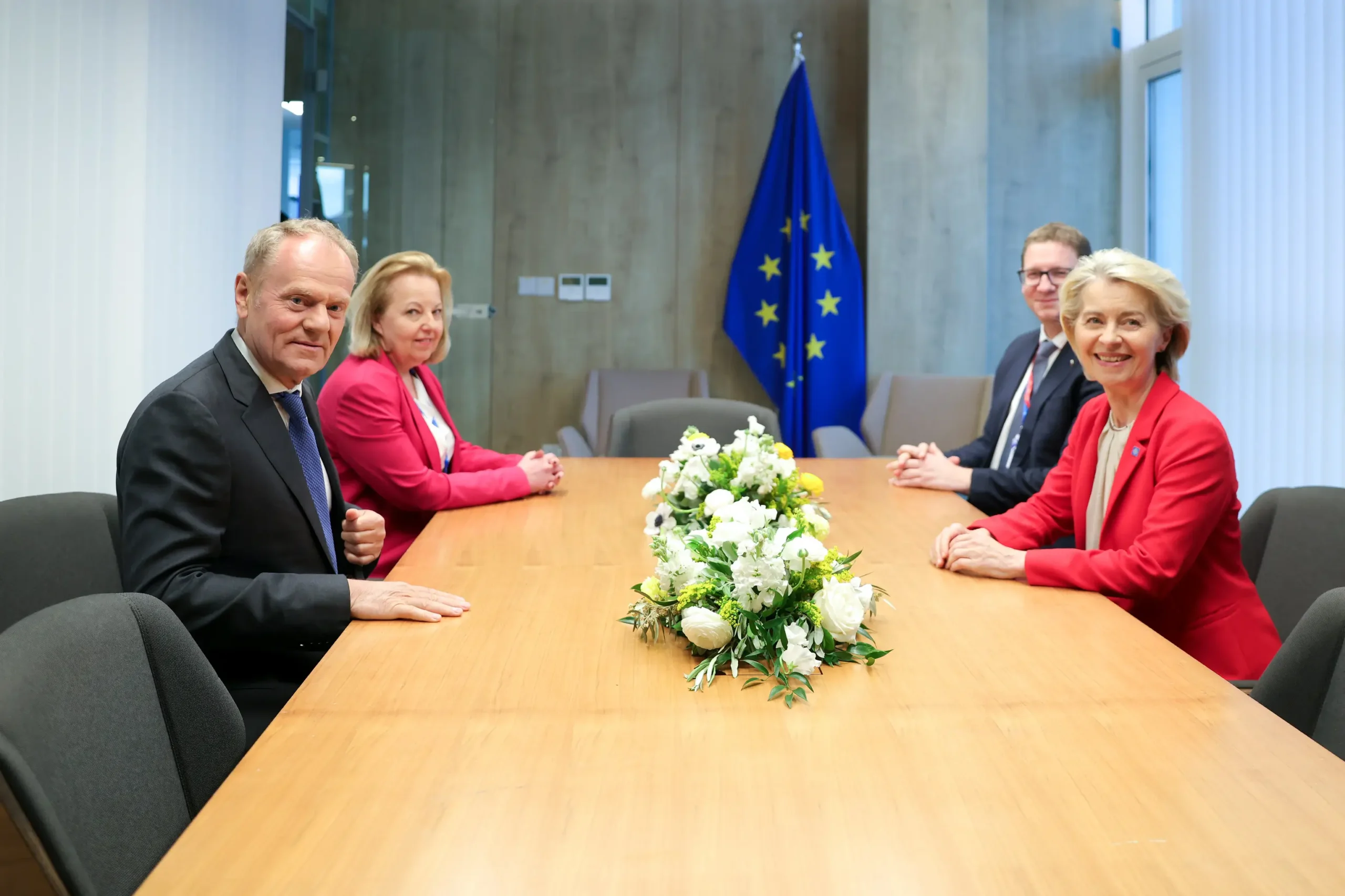 Spotkanie polityków przy stole. Na zdjęciu m.in. Donald Tusk czy Ursula von der Leyen