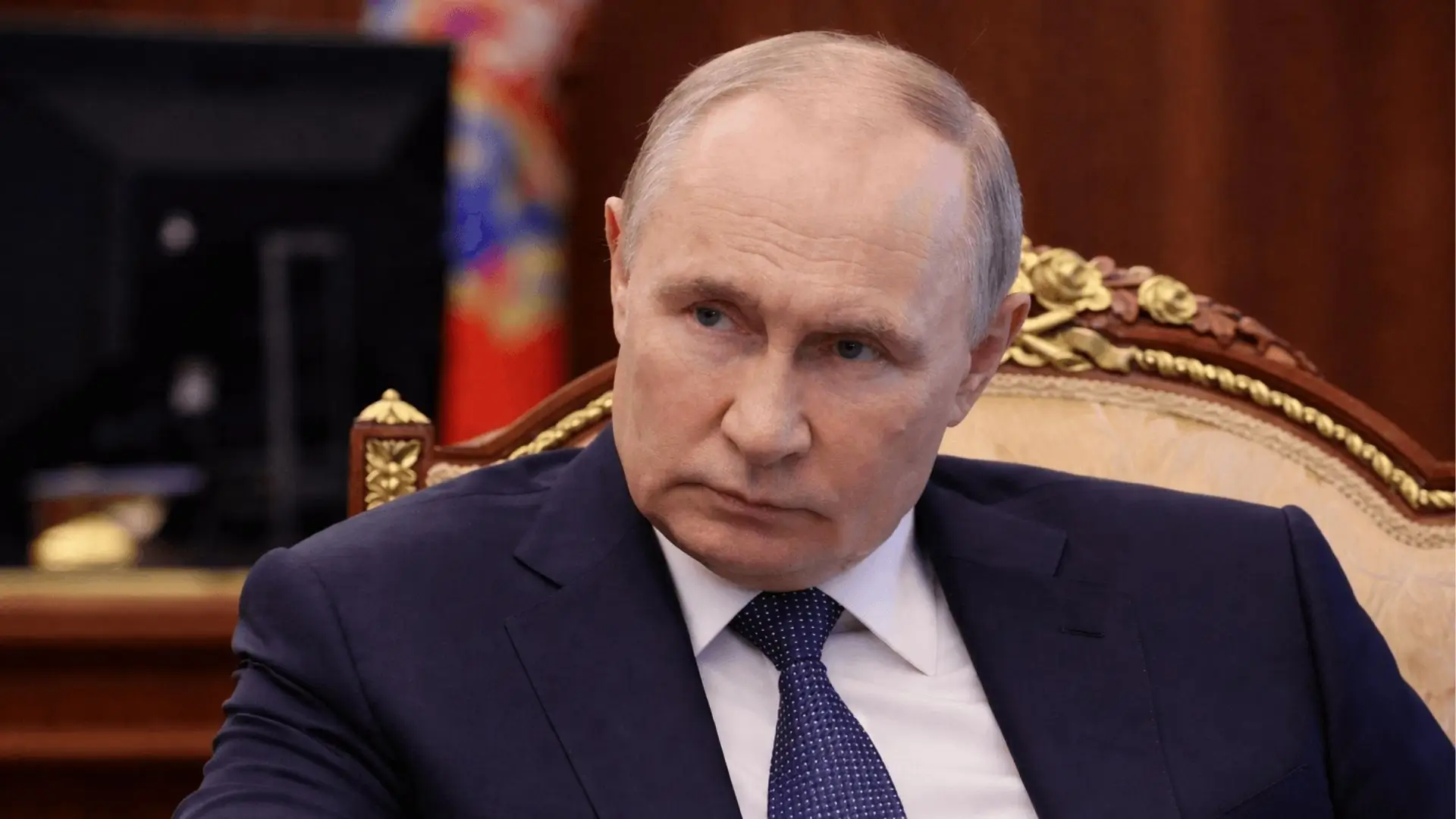 Władimir Putin w garniturze, z poważną miną.