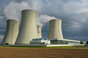 Chłodnie kominowe elektrowni jądrowej.