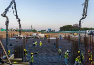 Budowa z pracownikami i sprzętem