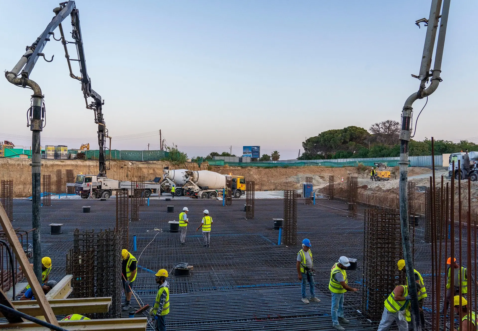 Budowa z pracownikami i sprzętem