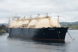 Zdjęcie przedstawia gazowiec Gulf Energy stojący na kotwicy.